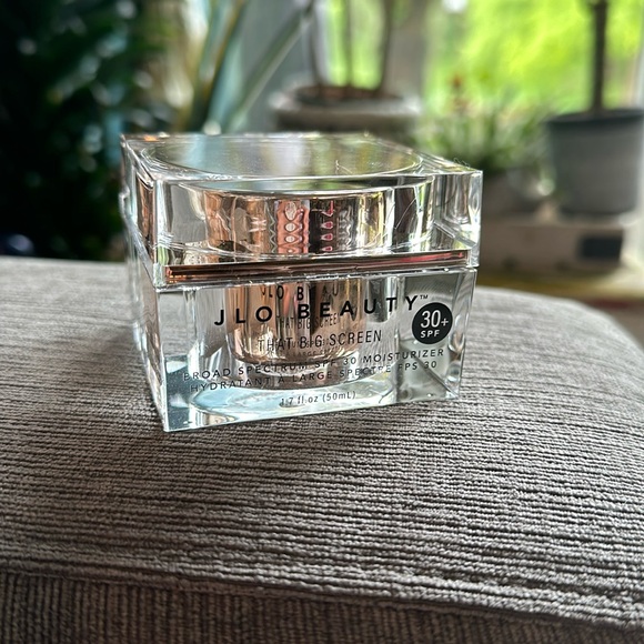 New JLO SPF 30+ That Big Screen face moisturizer - Picture 1 of 7
